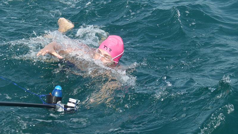 Abhejali Bernardová (44) ze Sri Chinmoy Marathon Teamu dokončila svůj ultratriatlon Dover-Praha, při kterém ve třech disciplínách urazila celkem 1111km (34km plavání, 895km kolo, 182km běh). Trvalo jí to 7 dnů, 12 hodin a 5 minut.