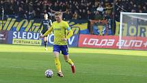 Fotbalisté Zlína (žluté dresy) ve 22. kole první ligy porazili Slovácko 1:0. Regionální derby rozhodl v 82. minutě obránce Martin Cedidla.