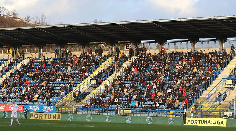 Fotbalisté Zlína (žluté dresy) ve 22. kole první ligy porazili Slovácko 1:0. Regionální derby rozhodl v 82. minutě obránce Martin Cedidla.