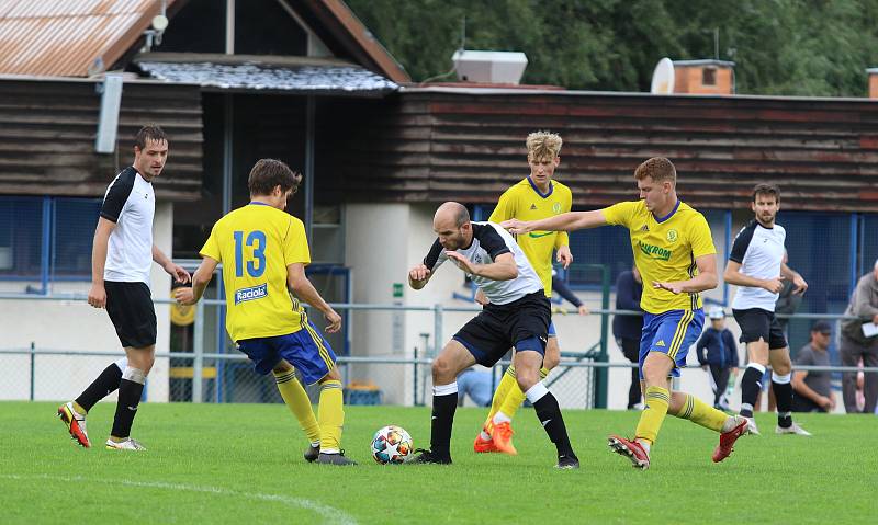 Fotbalisté Zlína B (žluté dresy) v 6. kole MSFL zdolali na Vršavě Frýdlant nad Ostravicí 1:0.