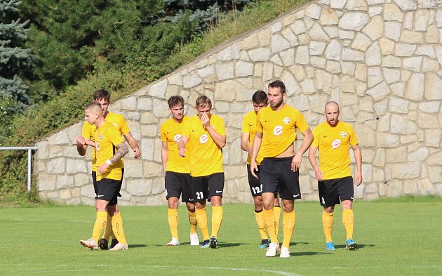 Fotbalisté Zlína B (bílé dresy) v 6. kole MSFL prohráli v Rosicích 1:2.