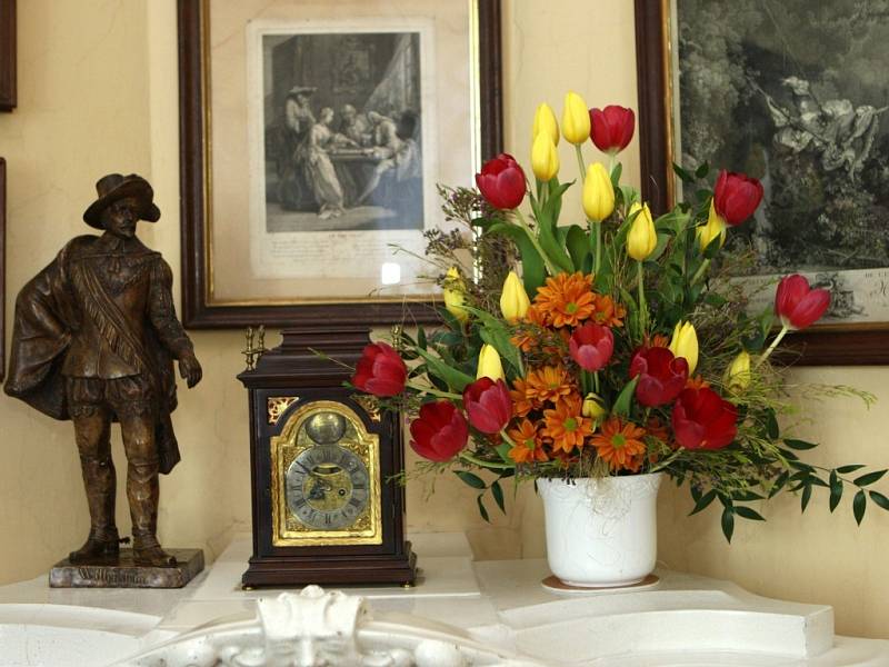 Výstava „Zámek v tulipánech“.  Vazby s tulipány v interiéru Vizovického zámku.