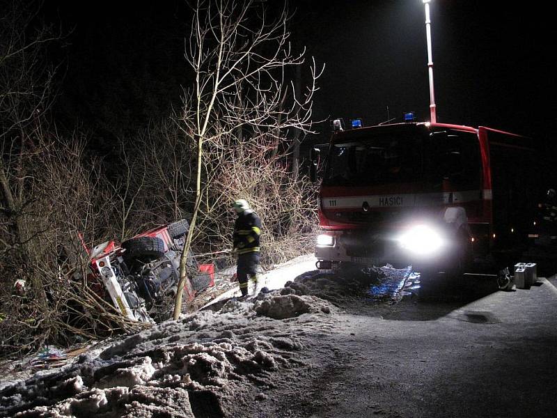 Dopravní nehoda cisterny hasičského záchranného sboru.