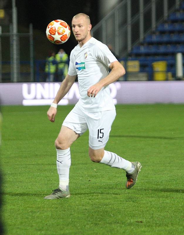 Prvoligoví fotbalisté Fastavu Zlín (ve žlutém) v pondělní dohrávce 15. kola FORTUNA:LIGY doma hostili favorizovanou Viktorii Plzeň. Na snímku Krmenčík.