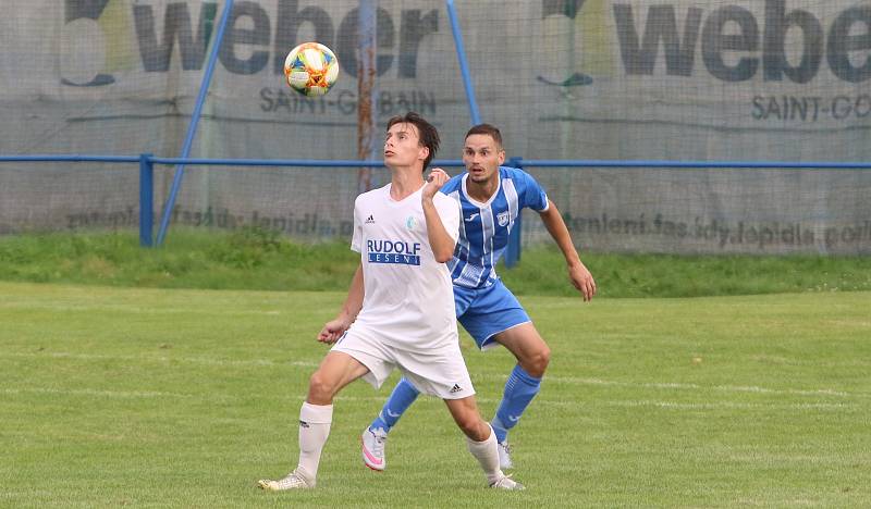 Fotbalisté Hluku (modrobílé dresy) otočili zápas ve Fryštáku, kde po přestřelce zvítězili 5:4.