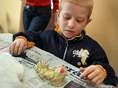 Děti v obecné knihovně v Komárově na Zlínsku ve čtvrtek 15. března malovaly kraslice a tvořily postavičky ze slaného těsta s velikonoční tématikou.