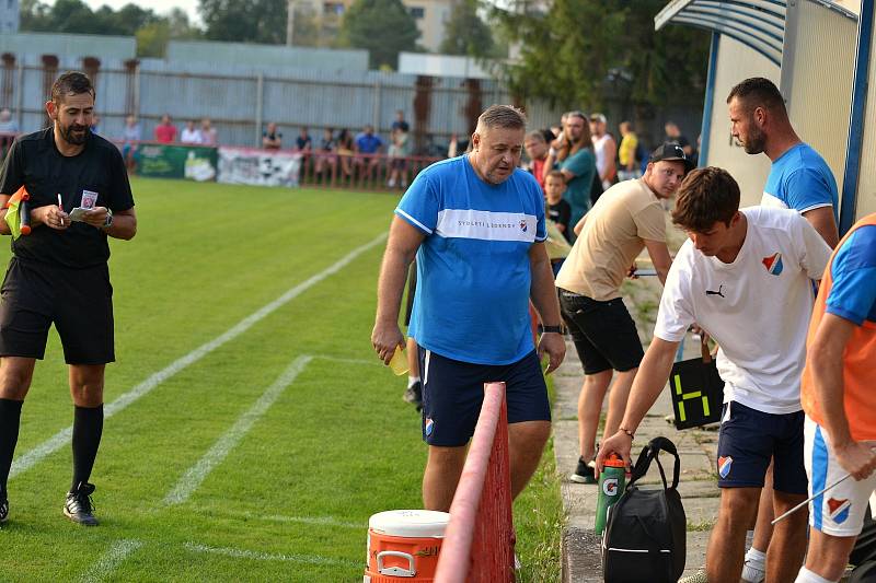 Fotbalisté Kvítkovic (modré dresy) doma prohráli s Baníkem Ostrava "B" 2:5.