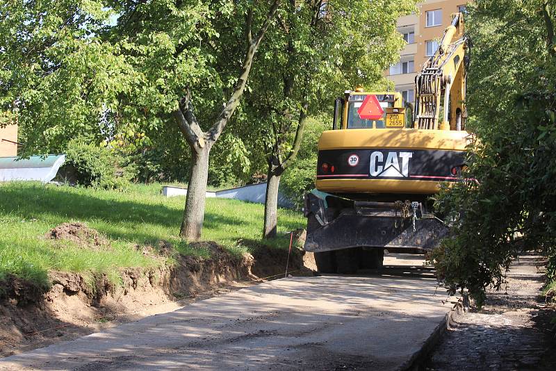 V ulici Jiráskova v Otrokovicích staví město cyklostezku.