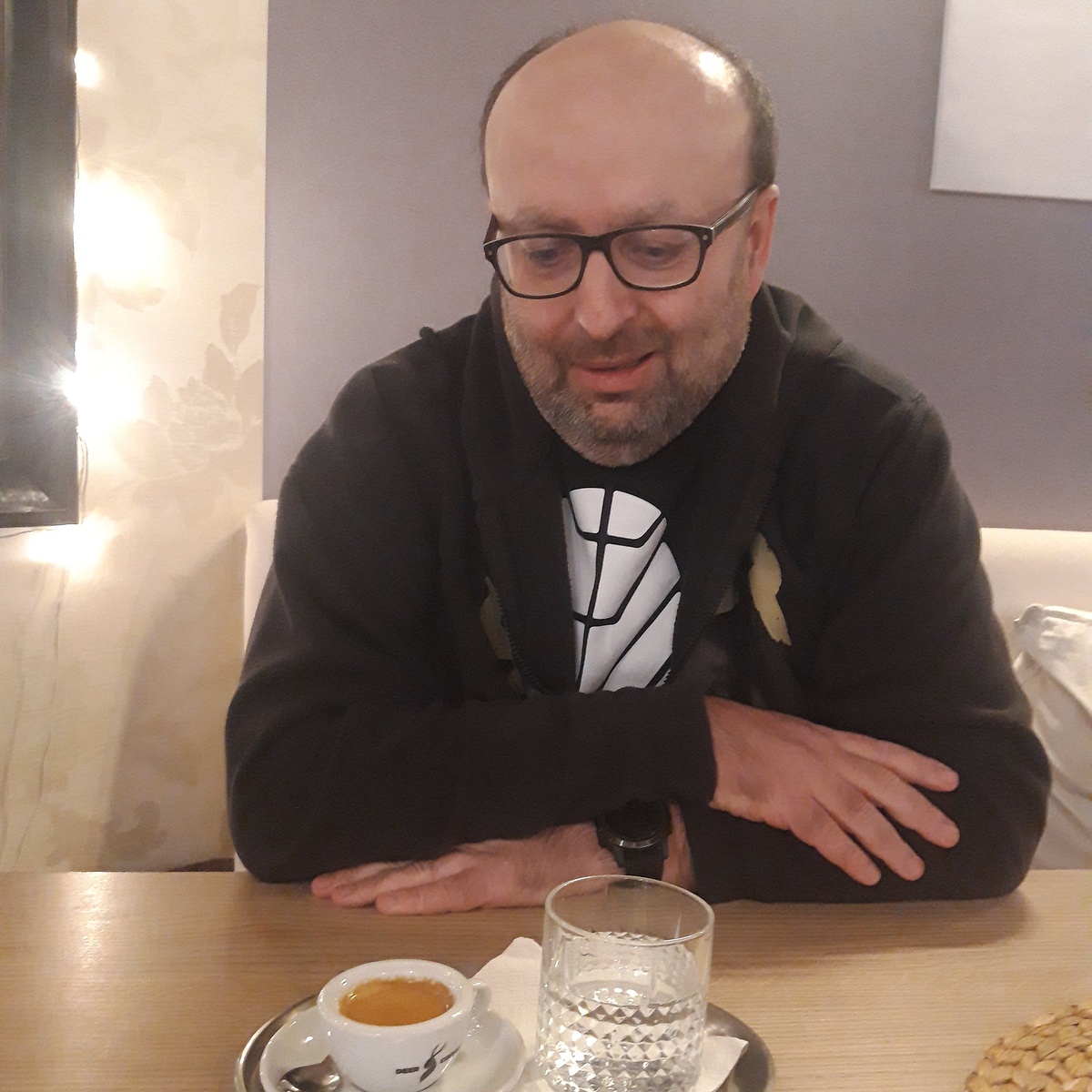 Majitel pražírny kávy z Otrokovic Pavel Gráf se ke kávě dostal přes šálky -  Zlínský deník
