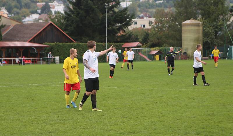 Fotbalové Příluky "B" (žluté dresy) v sobotním 7. kole IV. B třídy poprvé v sezoně bodovaly, rovnou zvítězily. Doma porazily Trnavu 4:3.