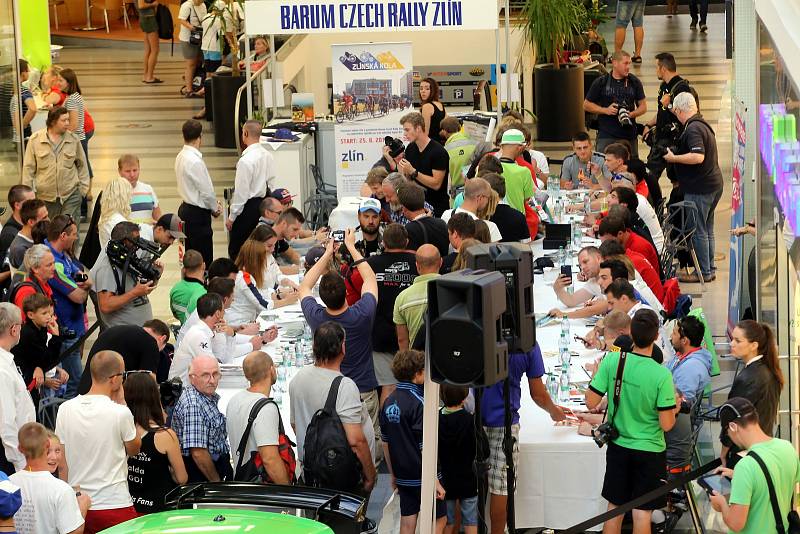 Autogramiáda jezdců Barum Czech Rally Zlín 2017 v obchodním centu Zlaté jablko ve Zlíně.