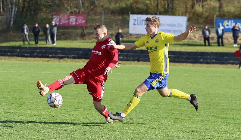 Fotbalisté Zlína B (žluté dresy) v 15. kole MSFL remizovali na Vršavě s Uničovem 1:1. Foto: Jan Zahnaš