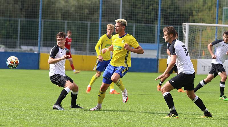 Fotbalisté Zlína B (žluté dresy) v 6. kole MSFL zdolali na Vršavě Frýdlant nad Ostravicí 1:0.