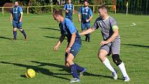 Fotbalisté Kudlova (šedé dresy) v nedělním derby podlehli Provodovu 1:2.