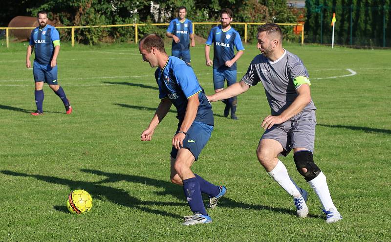 Fotbalisté Kudlova (šedé dresy) v nedělním derby podlehli Provodovu 1:2.