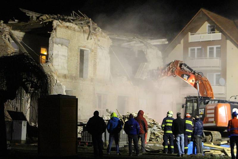 Noční demolice budovy na Sokolské ulici ve Zlíně