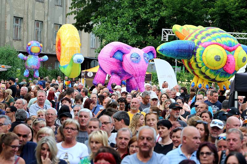 ZLÍN ŽIJE: Velkolepý třídenní festivalPáteční koncert skupiny Fleret u zámku.