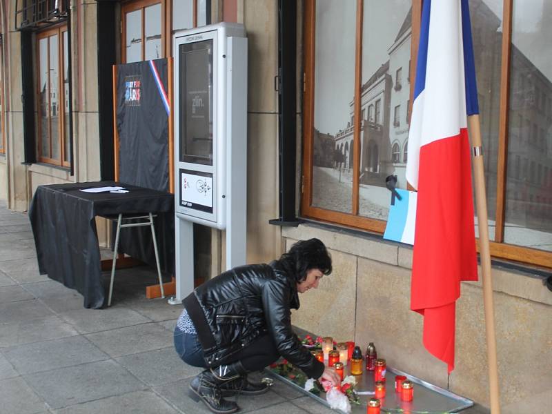 Lidé ve Zlíně zapalují svíčky za oběti teroristických útoků v Paříži. 