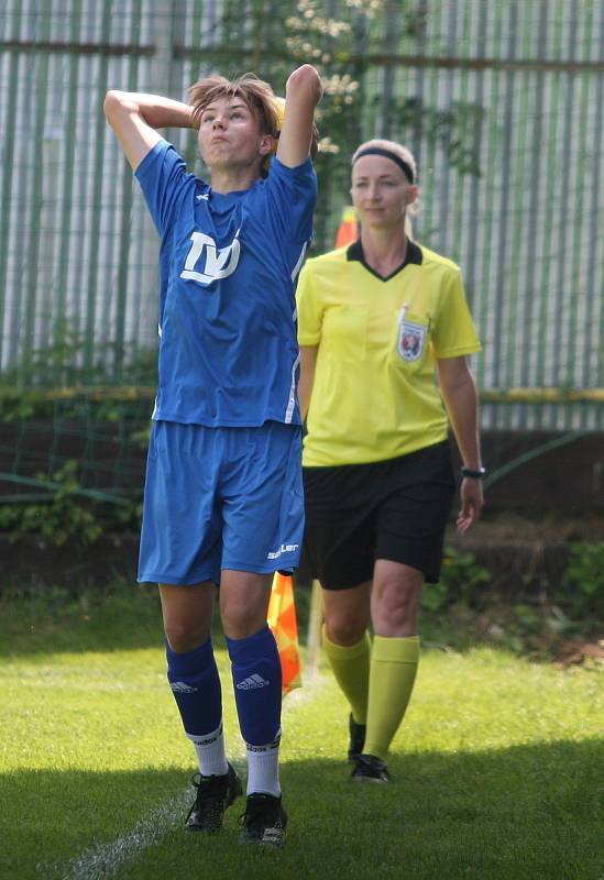 Fotbalisté Příluk (v červeném) doma ve 25. kole I. B třídy skupiny A nakonec porazili 2:1 rezervu Slavičína.