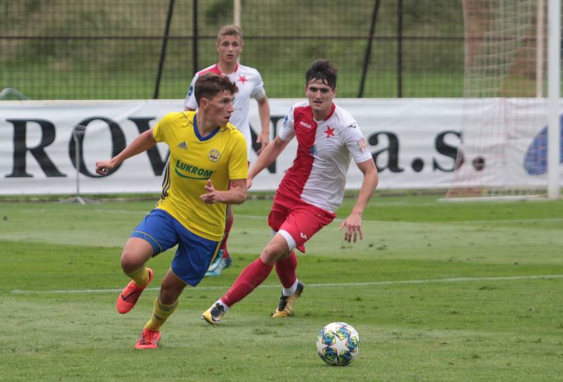 Fotbalisté Kroměříže (červenobílé dresy) v dalším přípravném utkání podlehli posílenému béčku Zlína 1:2