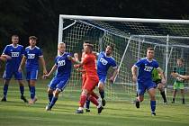 Fotbalisté Kvítkovic (červené dresy) si v pátečním zápase Mol Cupu poradili s domácím Slavičínem 5:1.