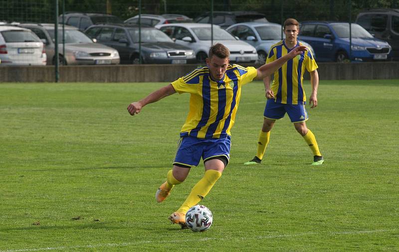 Fotbalisté Baťova (žlutomodré dresy) prohráli při benefičním utkání s Výběrem kraje 5:6.