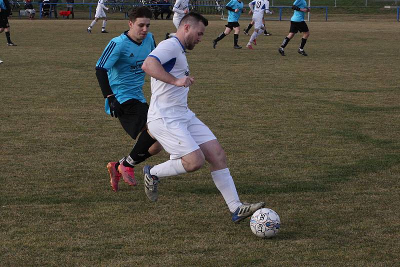 Fotbalisté Tlumačova (bílé dresy) v dohrávce 11. kola krajské I. B třídy skupiny C podlehli Polešovicím 0:2.