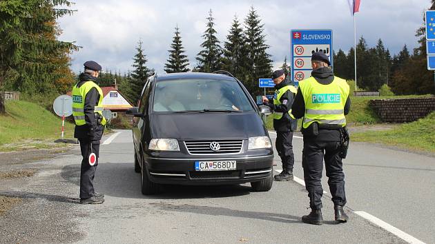 Policejní kontroly na hraničním přechodu Makov nad Velkými Karlovicemi. 29. září 2022. Ilustrační foto.