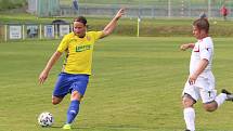 Fotbalisté Luhačovic (ve žlutých dresech) zvítězili na hřišti Sokola Veselá 4:3.