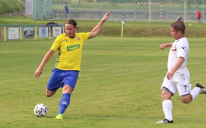 Fotbalisté Luhačovic (ve žlutých dresech) zvítězili na hřišti Sokola Veselá 4:3.