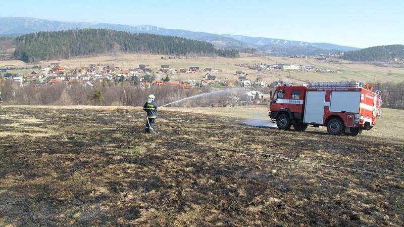 Hasiči Zlínského kraje bojují s nekonečným a nebezpečným vypalování trávy.