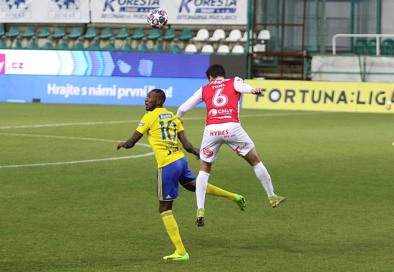 Fotbalisté Zlína (ve žlutých dresech)  ve 13. kole FORTUNA:LIGY remizovali s Pardubicemi 0:0.