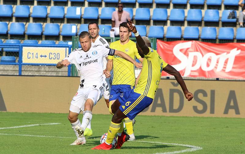 Fotbalisté Zlína (žluté dresy) v 5. kole FORTUNA:LIGY prohráli doma s Olomoucí 1:4.