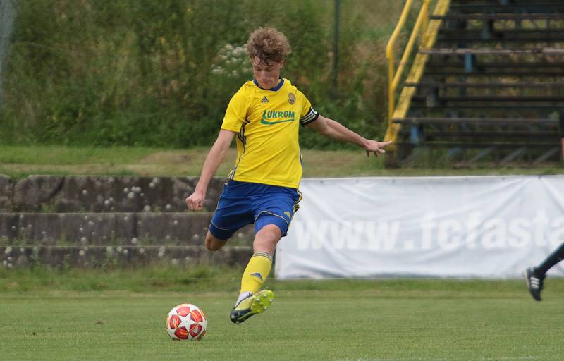 Fotbalisté Slavičína (v modrých dresech) na úvod přípravy zvítězili na Vršavě se Zlínem B 2:1