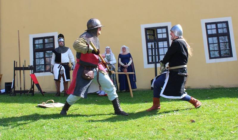 V sobotu 2. dubna 2016 se na malenovickém hradě konal první den nové návštěvnické sezony letošního roku. Na nádvoří mimo jiné bojovali historičtí šermíři, návštěvníci mohli vidět i pohádku dětí z malenovické ZUŠ, a to Šípkovou Růženku.