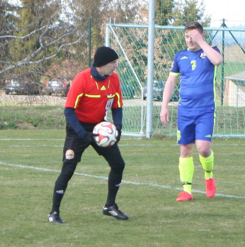 Fotbalisté Lhoty (v modrém) o víkendovém 16. kole I. B třídy skupiny B doma porazili Slavkov 6:2.