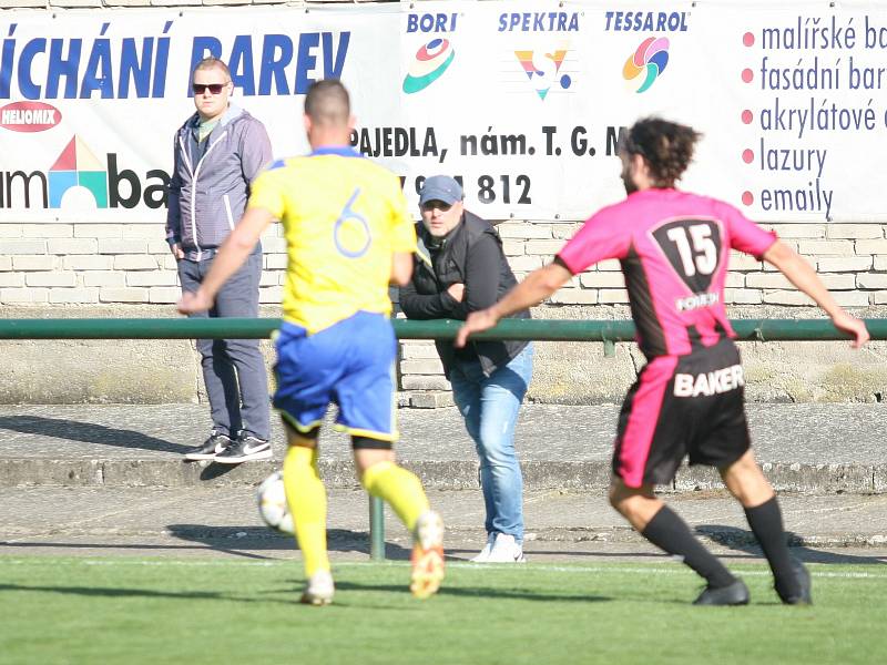 Ve šlágru 10. kola fotbalového krajského přeboru remizovala Napajedla (v červeném) s Baťovem 2:2, když domácí dokázali smazat dvoubrankové manko.