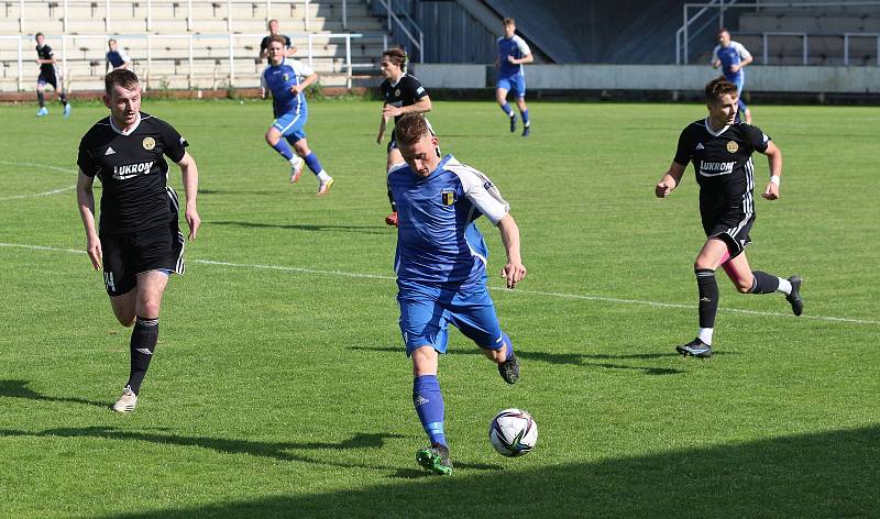 Fotbalisté Luhačovic (v černém) v rámci 23. kola krajského přebor nečekaně zvítězili ve Slušovicích 1:0.