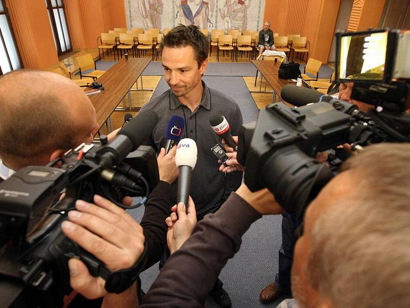 Hokejista Petr Čajánek podepsal v pondělí 2. května smlouvu se zlínským klubem PSG. V Baťově městě by měl působit následující dva roky.