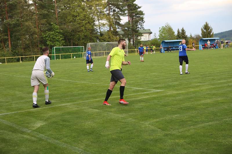 Fotbalisté Mladcové (žluté dresy) v semifinále KFS prohráli s Kateřinicemi 1:3.