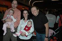 Rodina Šárka, Marcel, Juliánka a Amálka Sladkowští ze Zlína jsou na snímku s režisérkou Dagmar Smržovou. Ta natočila dokument, jak se rodina vyrovnává se skutečností, že jejich dcera Juliánka je postižená Edwardsovým syndromem.