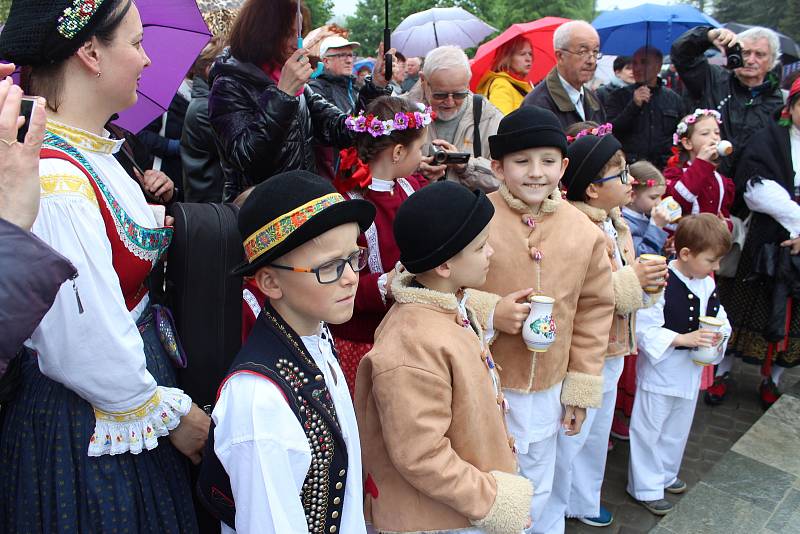 Žehnání pramenům. „Jde o děkovnou modlitbu, že v tomto kraji, našem městě i farnosti jsou léčivé prameny,“ vysvětlil farář Hubert Wojcik.