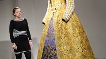 Výstava Oděv v běhu staletí v  muzeu v Napajedlech.Na snímku rekonstrukce dámského francouzského renesančního oděvu z poslední třetiny 16.stol.