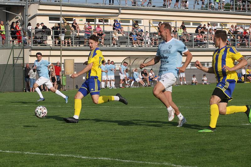 Fotbalisté Baťova (žlutomodré dresy) prohráli při benefičním utkání s Výběrem kraje 5:6.