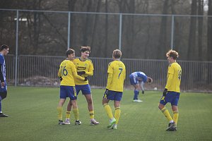 Fotbalisté Zlína B (žluté dresy) v prvním přípravném duelu v zimním období porazili lídra MSFL Zlínsko 3:1.