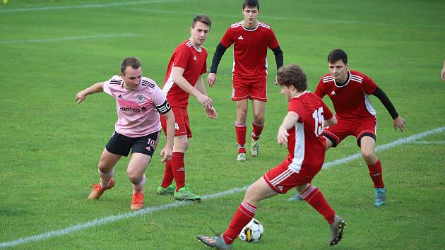 Fotbalisté Malenovic (růžové dresy) v zápase 13. kola krajské I. B třídy skupiny C přehráli Uherský Ostroh 5:2.