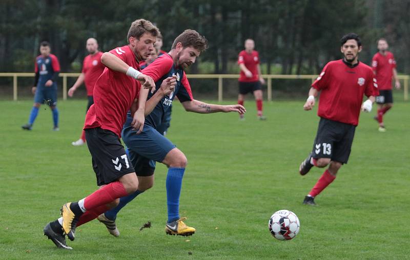 Fotbalisté Mladcové B  (modré dresy) v 10. kole okresního přeboru Zlínska zdolaly Příluky 3:2.