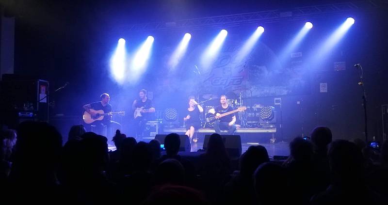 Marta Jandová spolu se svojí německou kapelou Die Happy na pódiu Masters of Rock Café ve Zlíně