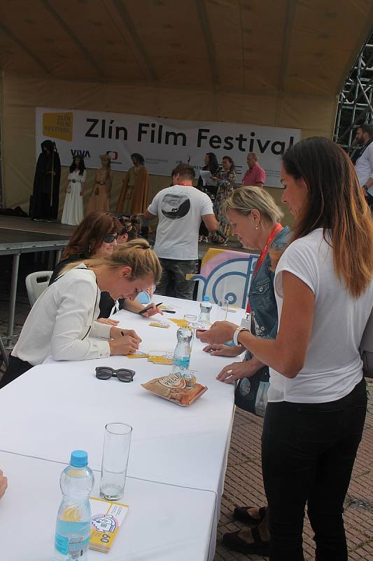 Zlín Film Festival 2020 - Autogramiáda herců a tvůrců premiérové pohádky Největší dar, společně s módní přehlídkou kostýmů z této pohádky.