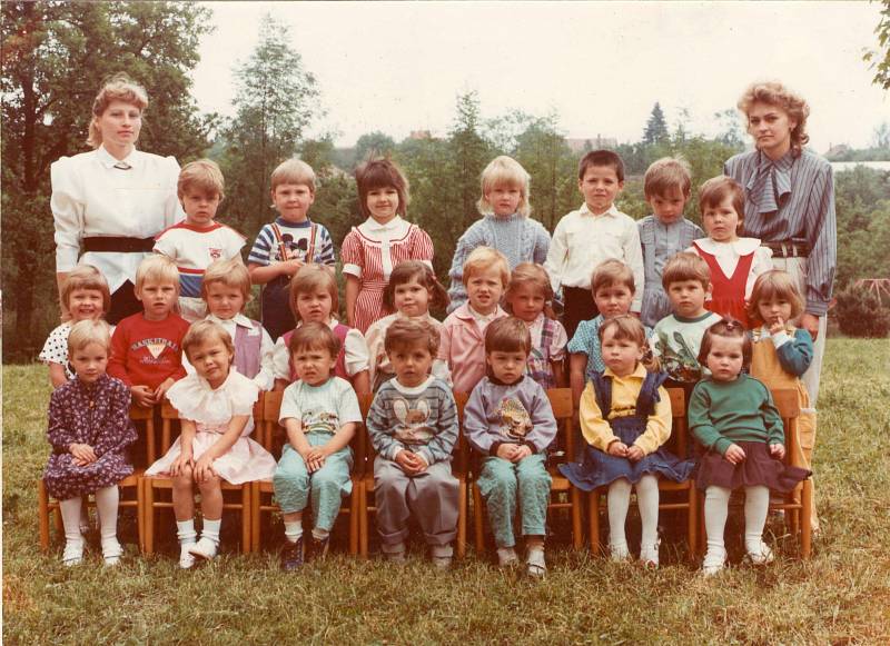 MŠ FRYŠTÁK 1989 - 1990. První třída. Děti pod vedením učitelek Alexandry Hochmajerové a Marcely Ševelové.